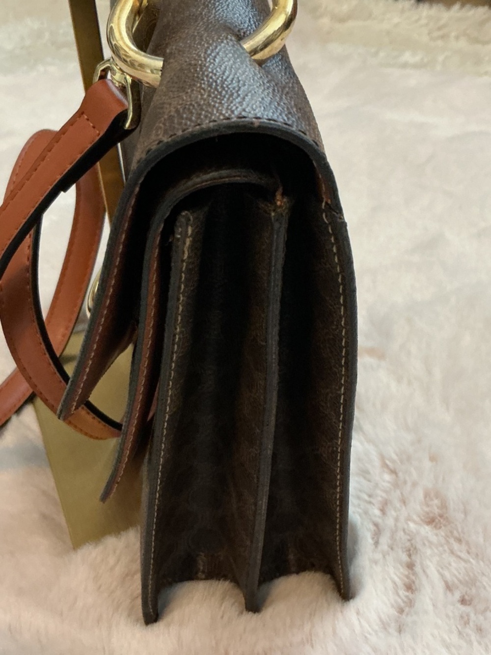 CELINE SMALL CROSSBODY WITH 2 FRONT COMPARTMENTS And CROSSBODY ADJUST STRAP - Picture 6 of 9